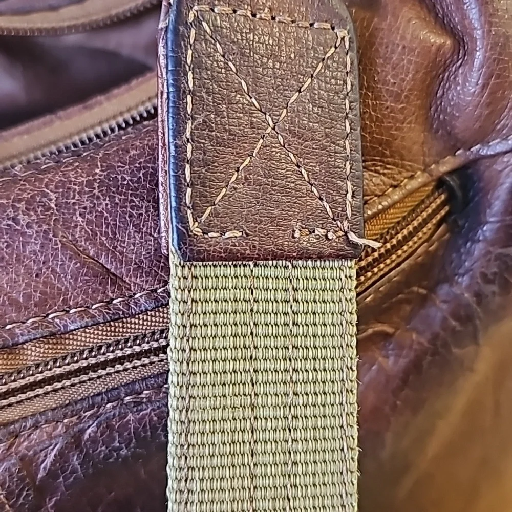 Gun tote'n Momas, leather bag. Lots of zippers‎ and pockets.